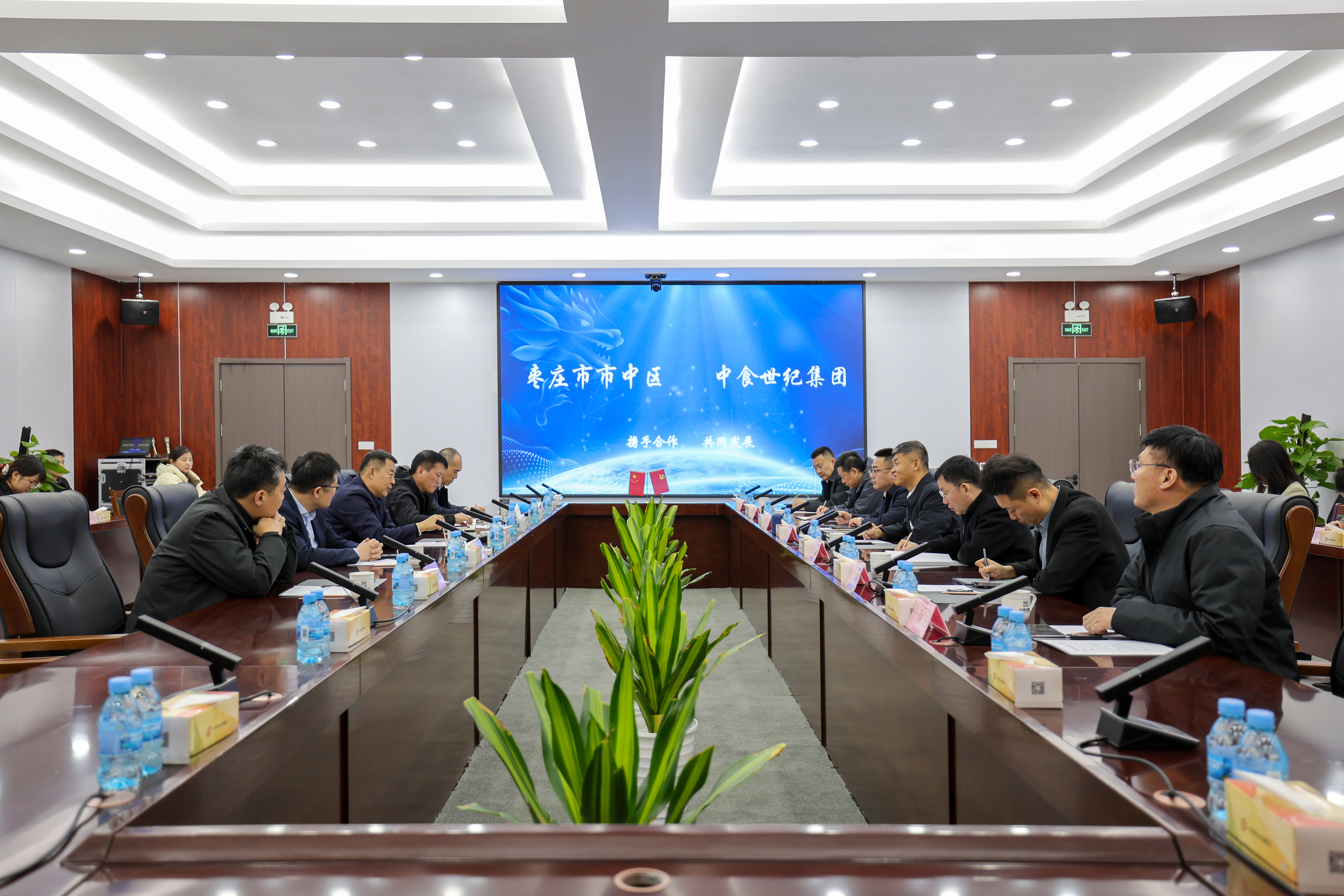 王文亮與棗莊市市中區委書記韓耀輝，棗莊經濟開發區黨工委書記、管委會主任高召軍會談，蘇德庫參加會談